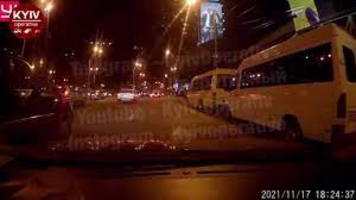 Как стадо: в Киеве заметили группу "пешеходов-смертников", видео