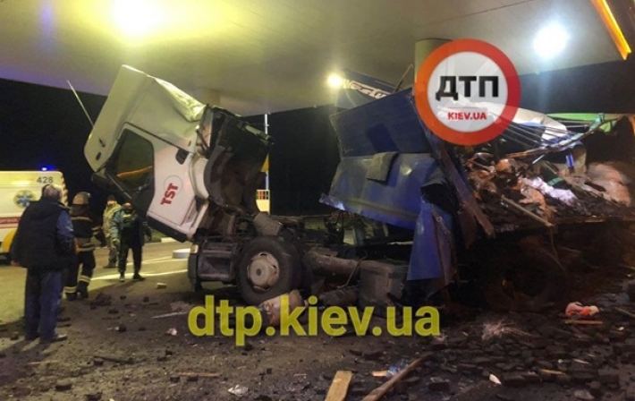 Под Киевом две фуры влетели в АЗС (видео)
