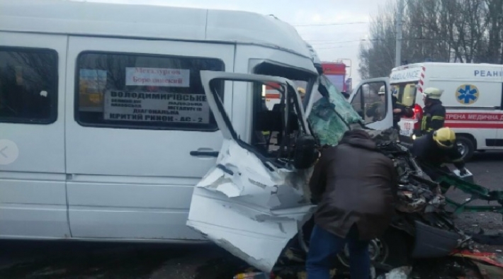 В Запорожье в ДТП маршрутки и грузовика пострадало пять человек