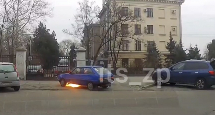 В Запорожье возле горсовета загорелся автомобиль - едва не рванул газ