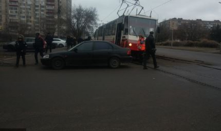 "Мастера парковки" в Киеве перекрыли движение трамваев: видео