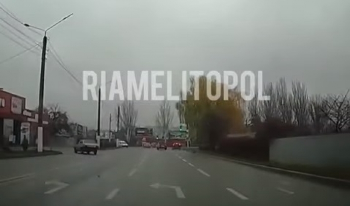 В Мелитополе водитель "не заметил" две сплошные на оживленной улице (видео)
