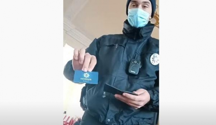 В Чернигове полицейский требовал надеть маску у евшего пассажира (видео)