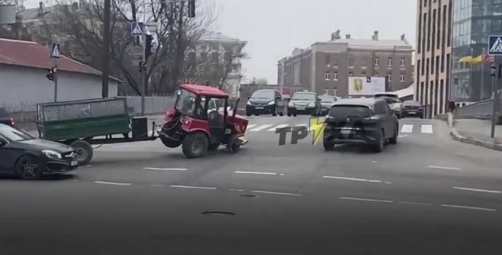 В Харькове трактор на ходу 