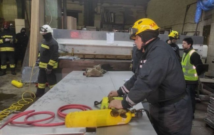 На киевском заводе случилась трагедия: двое рабочих погибли на месте