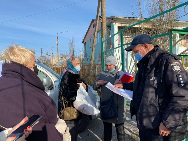 В Кирилловке на скандальную базу отдыха вызвали полицию – что прятали в колодцах (фото, видео)