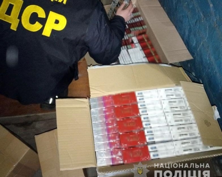 В Запорожье изъяли 1500 пачек контрафактных сигарет и 400 л вина
