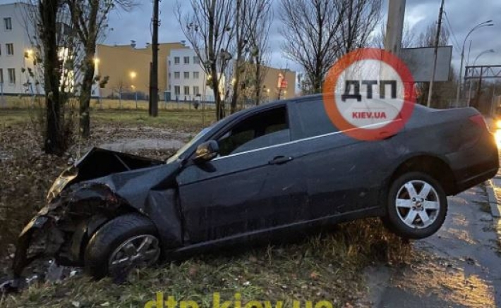 Был пьяный? В Киеве водитель бросил разбитое в хлам авто: фото
