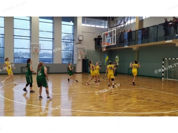 В Мелитополе впервые проходит баскетбольный матч такого уровня - кто играет (фото, видео)