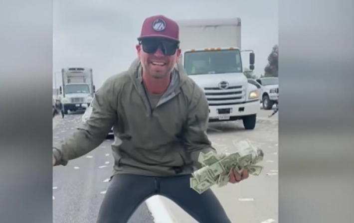 В США дорогу засыпало долларами (видео)