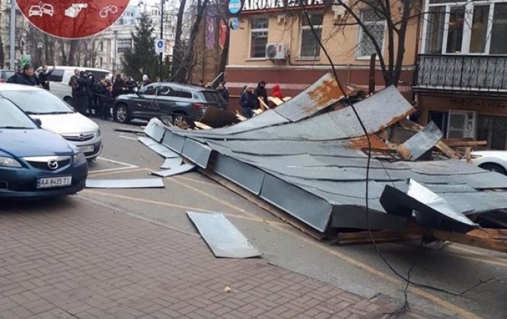 В Киеве сильный ветер сорвал с крыши дома металлический лист и понес на дорогу: повреждены два автомобиля (Видео)