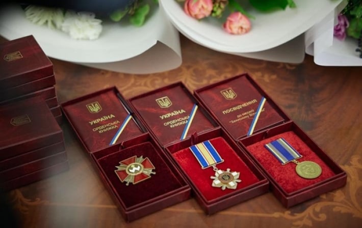 Зеленский вручил десяти военным награды