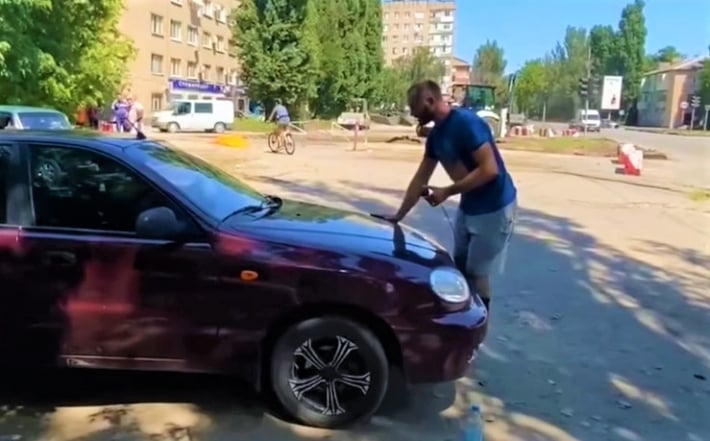 В Мелитополе авто-хам сбил активиста - полная история конфликта (видео)