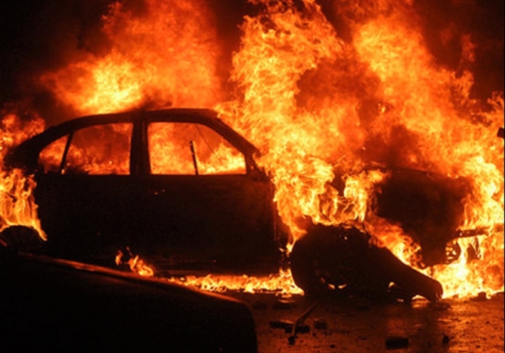 В Запорожье сгорел припаркованный автомобиль (фото)