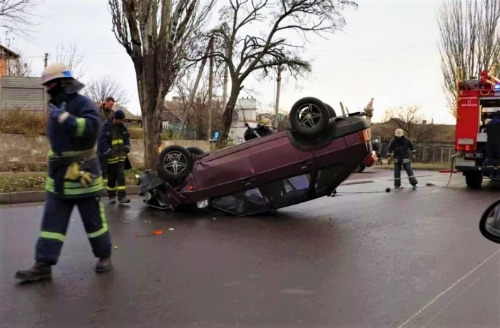 В Запорожской области автомобиль перевернулся во время движения (фото)