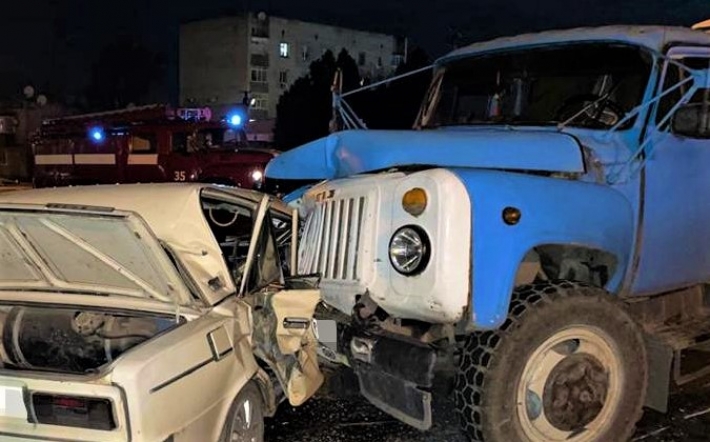 Под Запорожьем пьяный водитель врезался в грузовик - погиб человек (фото)