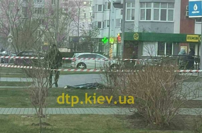 В Киеве женщина упала с 9 этажа: фото с места трагедии