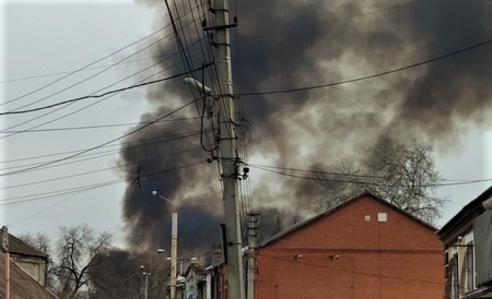 Жителей Запорожья сегодня напугал столб черного дыма (фото, видео)
