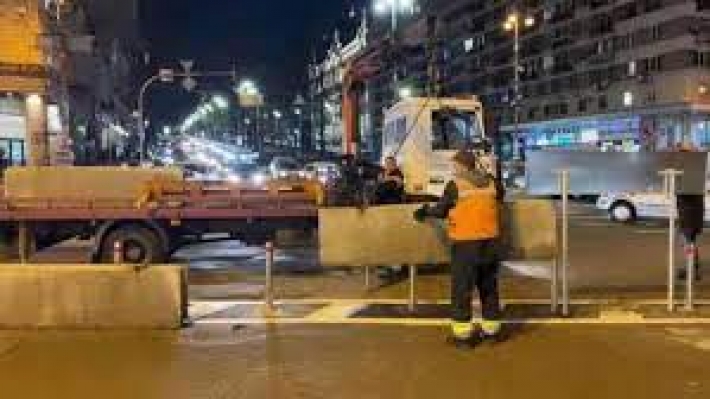 В центре Киева поставили "защиту" от автохамов в пешеходной зоне: видео