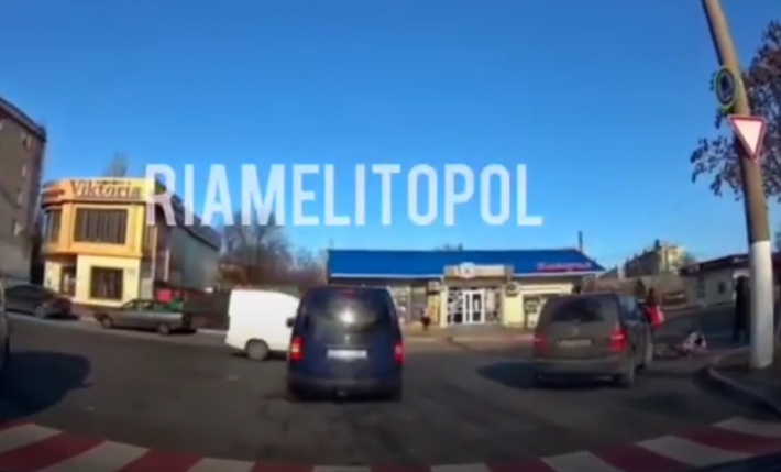 В Мелитополе легковой автомобиль сбил велосипедиста (видео)
