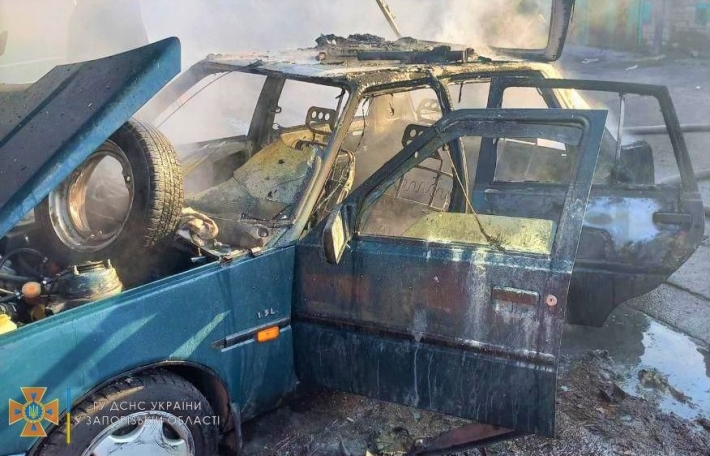 В Запорожье сгорел автомобиль - пострадал человек (фото)