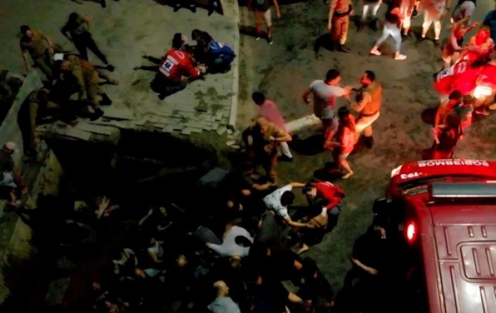 В Бразилии на вечеринке люди провалились в яму (видео)