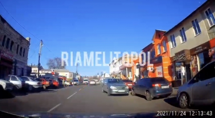 В Мелитополе автохам припарковался посреди проезжей части (видео)