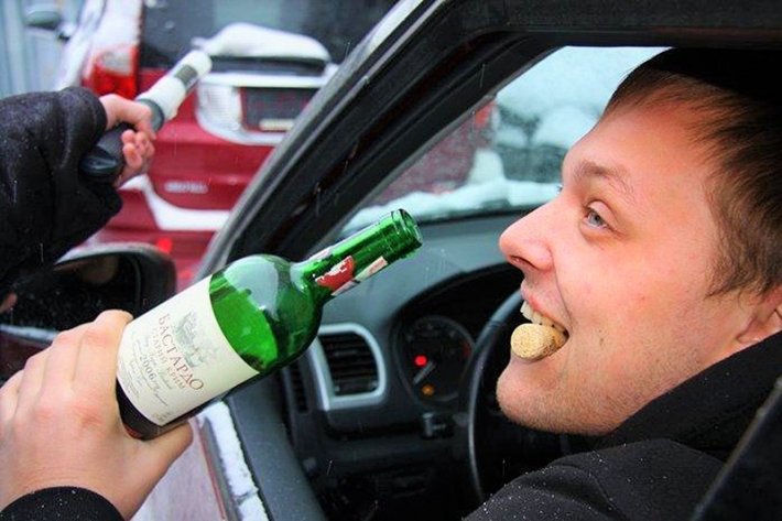 В Запорожской области пьяный водитель удивил своим поведением (видео)