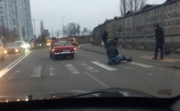 В Киеве "Москвич" снес женщину на пешеходном переходе: фото