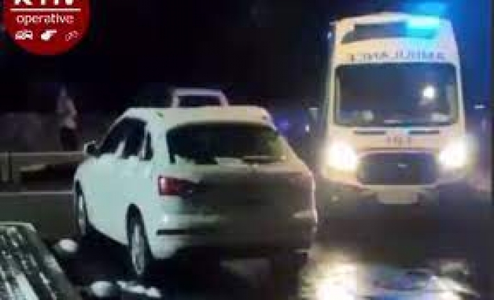 Ждали полчаса: в Киеве "гений парковки" перекрыл проезд карете скорой, видео