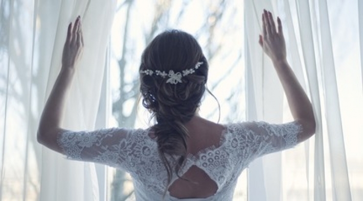Неудачливый жених заболел в день свадьбы, и невеста устроила праздник с манекеном