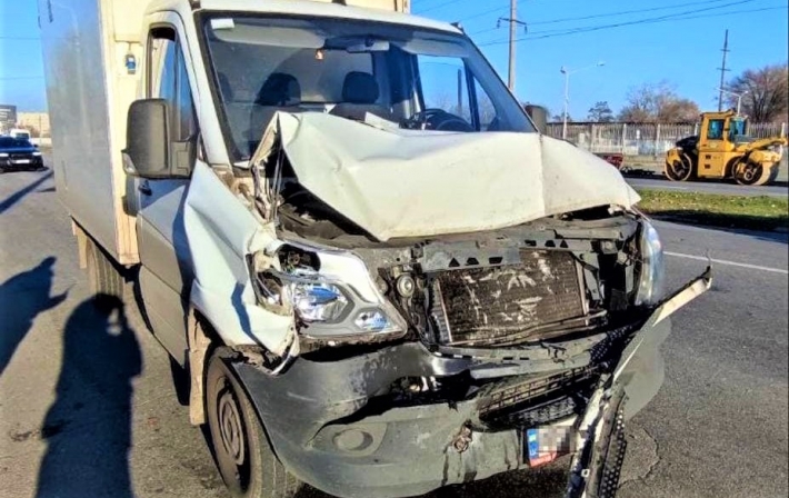 В Запорожье Мерседес врезался в грузовой автомобиль (фото)