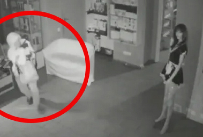 В Запорожье ограбили секс-шоп - вор похитил самое неожиданное (видео)