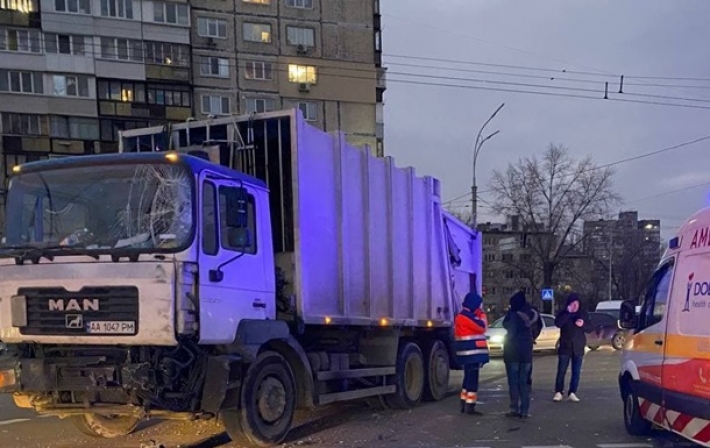 В Киеве мусоровоз протаранил 