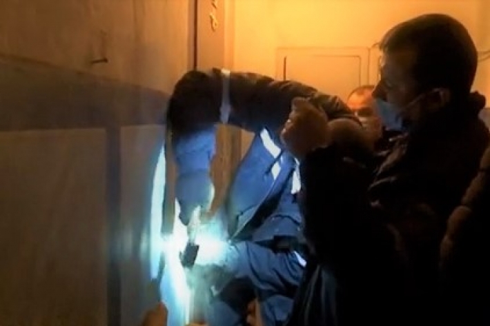 В Запорожье спасатели взламывали дверь квартиры - хозяйка встретила их с ножом (видео)