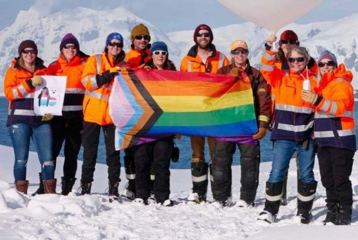 Житель Мелитополя в Антарктиде отметил День ЛГБТ (фото)