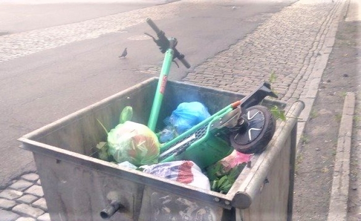 В Запорожье ради видео выбросили прокатный самокат в мусорный бак (видео)