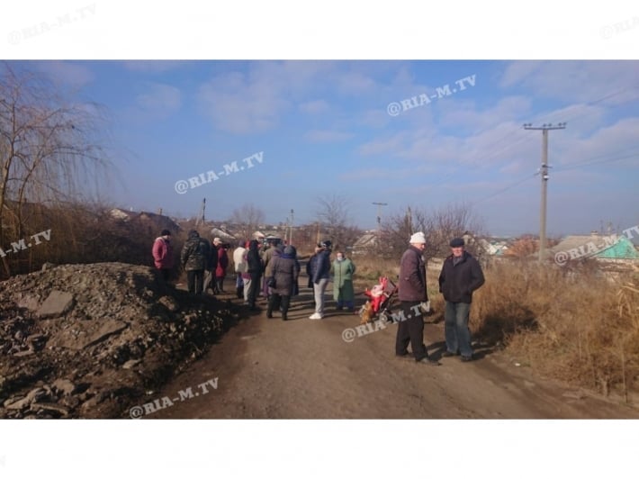 В Мелитополе жители частных домов перекрыли дорогу коммунальщикам (фото, видео)