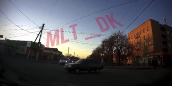 В Мелитополе водитель Славуты "проскочил" на красный (видео)