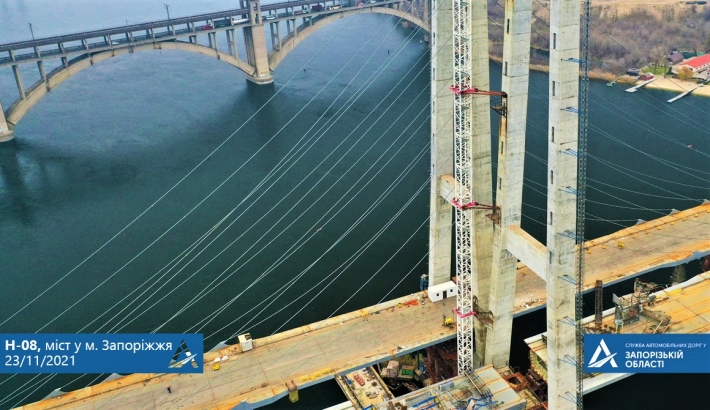 На новом мосту в Запорожье завершают важный этап строительства (фото)