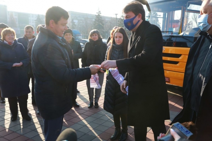 Три громады Мелитопольского района получили новые школьные автобусы