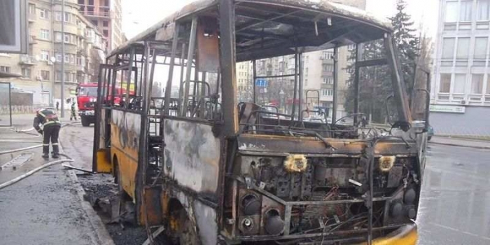 В Киеве на ходу загорелась маршрутка с пассажирами: видео