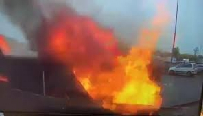 Авто уже не спасти: в Киеве огонь охватил спорткар, видео