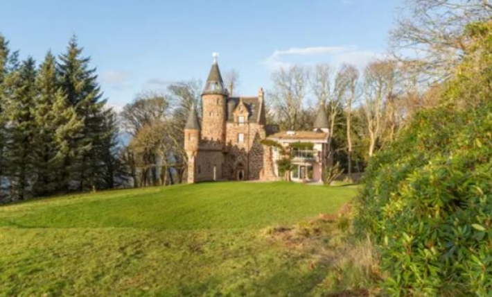 В Шотландии сдают в аренду розовый замок 14 века
