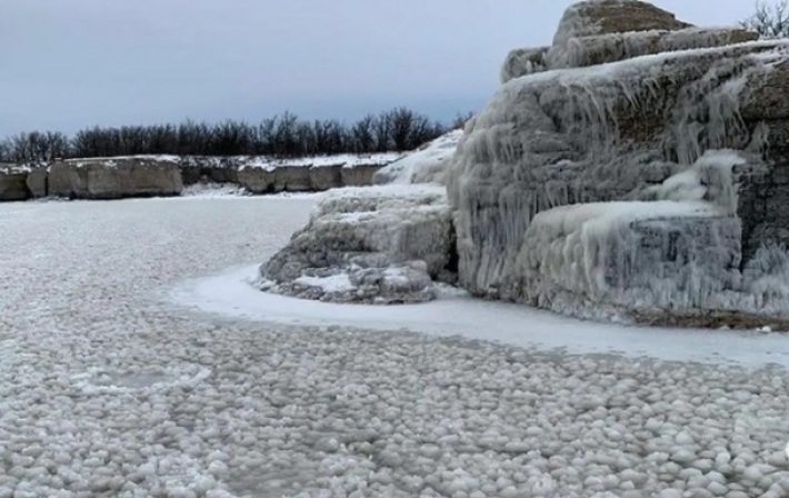 В Канаде на озере образовался ледяной феномен (видео)