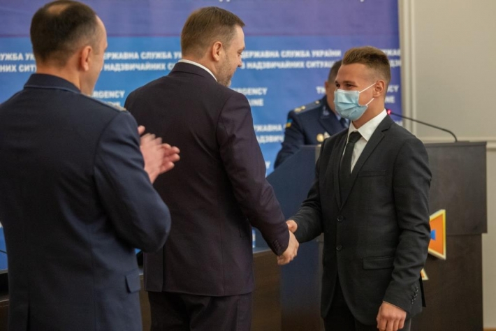 В Киеве наградили 17-летнего мелитопольца, спасшего водителя и пассажиров маршрутки