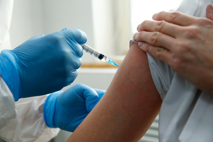 Потеря сознания и снижение давления – как жители Мелитополя иногда на вакцинацию реагируют