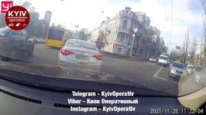 Ему нужнее: в Киеве заметили очередного наглого таксиста, видео