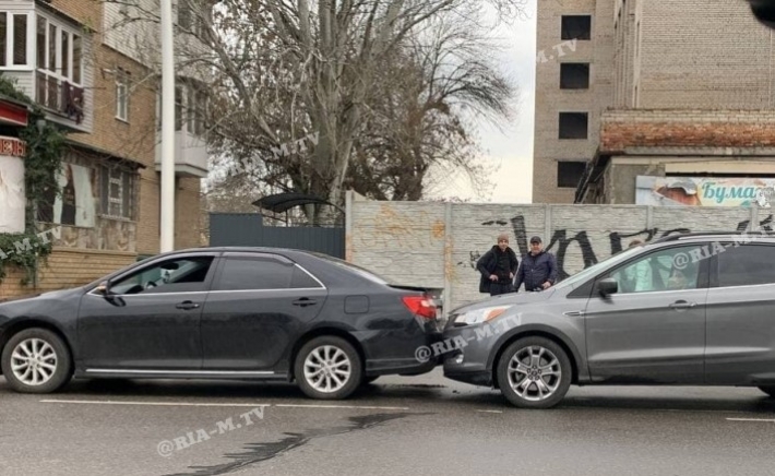 В Мелитополе на центральном проспекте столкнулись две иномарки (видео)