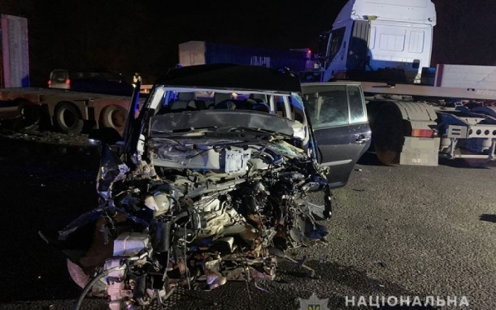 Водитель грузовика выехал на встречную полосу, в него влетели два автомобиля: в Винницкой области в ДТП погибли супруги